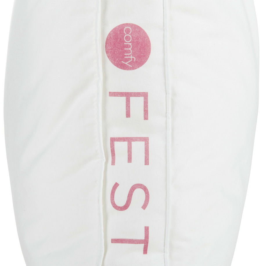 Sleeptex Kopfkissen Fest COMFY Nahaufnahme eines weißen Kopfkissens mit der Aufschrift 'comfy FEST' in rosa Schrift auf der Seite.