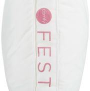 Nahaufnahme eines weißen Kopfkissens mit der Aufschrift 'comfy FEST' in rosa Schrift auf der Seite.