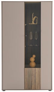 Frontansicht eines modernen Highboards mit Glaseinsatz, dekoriert mit Gläsern und einer Skulptur.