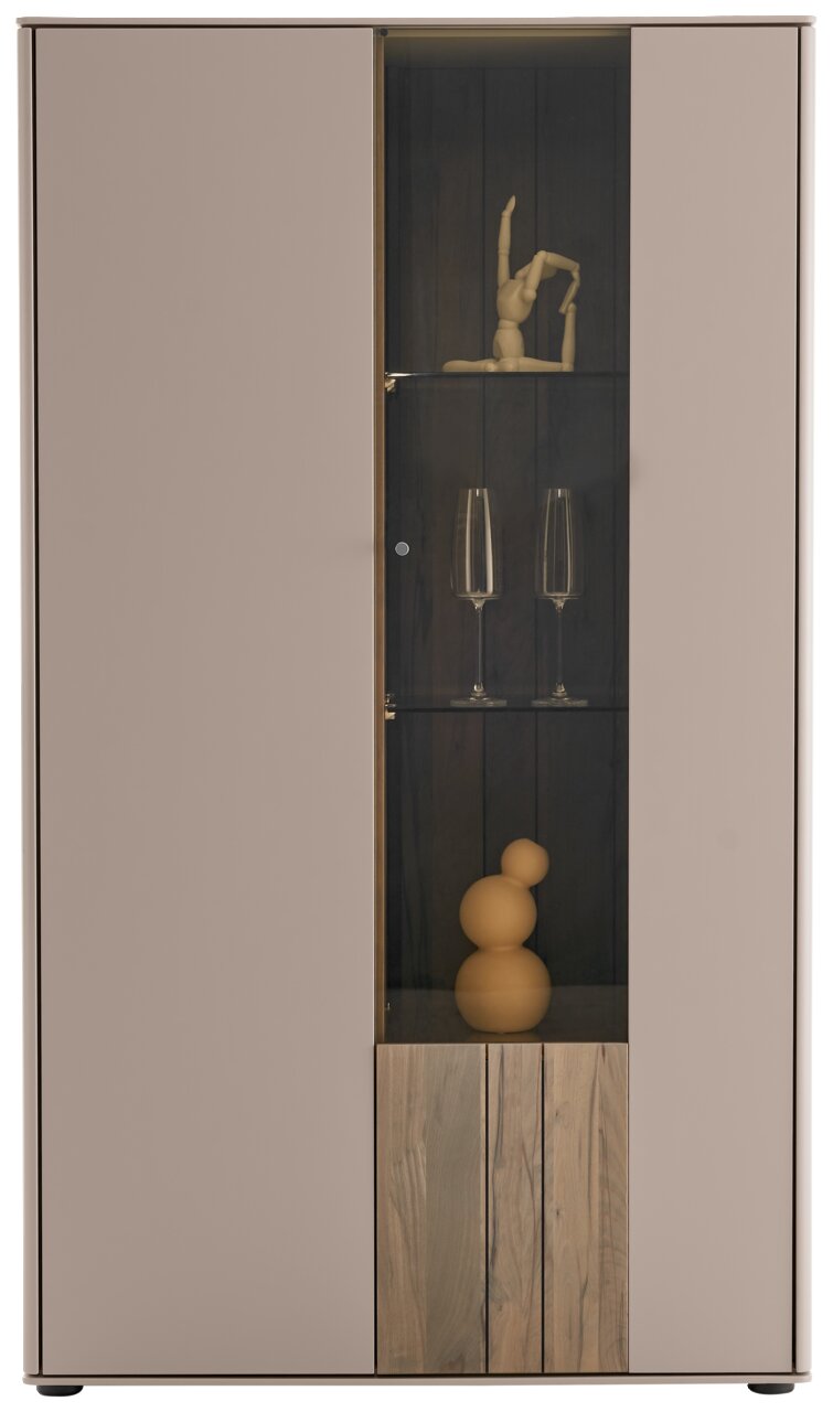 Frontansicht eines modernen Highboards mit Glaseinsatz, dekoriert mit Gläsern und einer Skulptur.