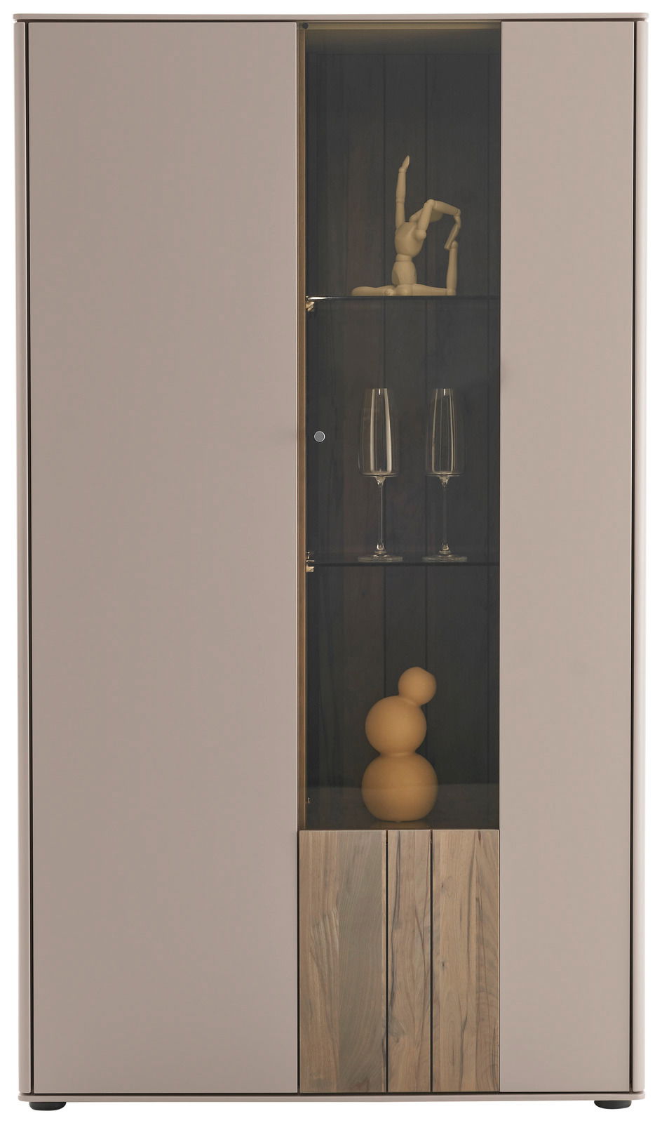 Frontansicht eines modernen Highboards mit Glaseinsatz, dekoriert mit Gläsern und einer Skulptur.