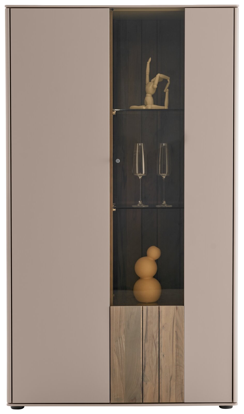 Frontansicht eines modernen Highboards mit Glaseinsatz, dekoriert mit Gläsern und einer Skulptur.
