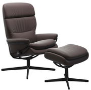 Moderner Einzelsessel mit Kopfstütze und passendem Hocker, seitliche Perspektive