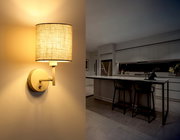 Moderne Wandleuchte mit Stoffschirm, seitliche Perspektive, beleuchtet eine stilvolle Küche.