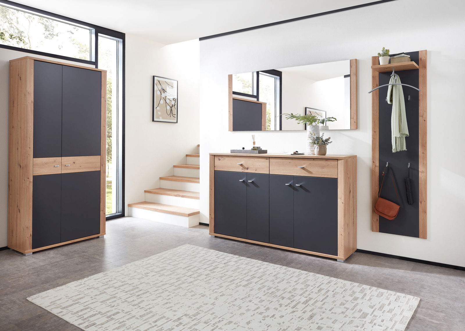 Moderne Garderobeneinrichtung mit Holz- und dunklen Elementen, bestehend aus einem Garderobenschrank, einer Kommode mit Spiegel und einem schmalen Garderobenpaneel, seitliche Perspektive.