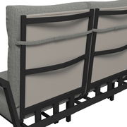 Rückansicht einer Gartenbank mit grauem Stoffbezug und schwarzem Metallrahmen.