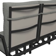 Rückansicht einer Gartenbank mit grauem Stoffbezug und schwarzem Metallrahmen.