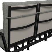 Achterkant van een tuinbank met grijze stoffen bekleding en een zwart metalen frame.