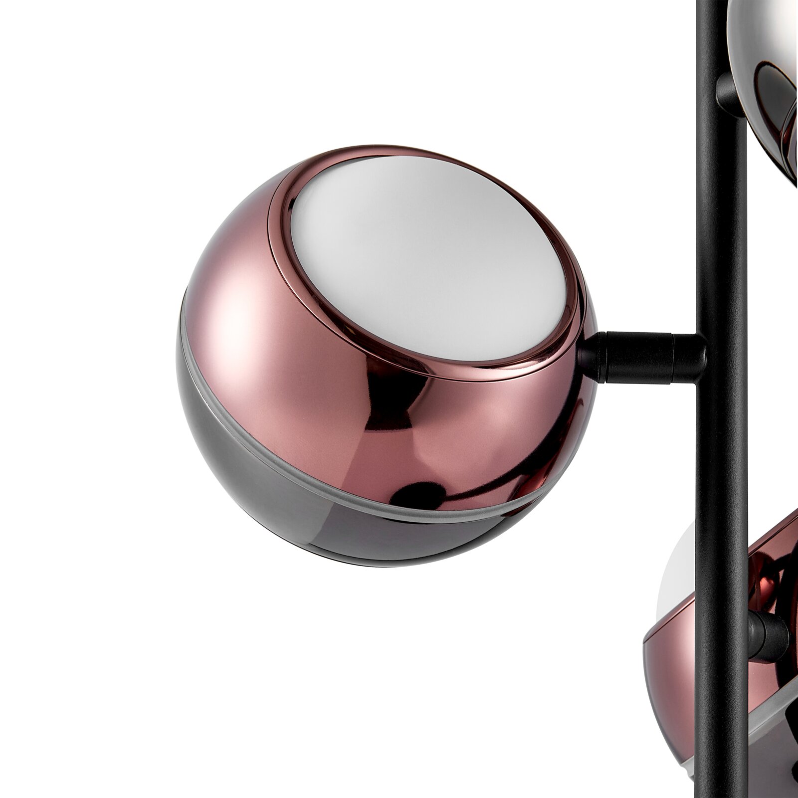 Nahaufnahme einer modernen Kugel-Wandleuchte in Roségold und Grau mit opalem Diffusor, seitliche Ansicht im Detail