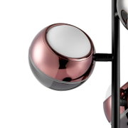 Nahaufnahme einer modernen Kugel-Wandleuchte in Roségold und Grau mit opalem Diffusor, seitliche Ansicht im Detail
