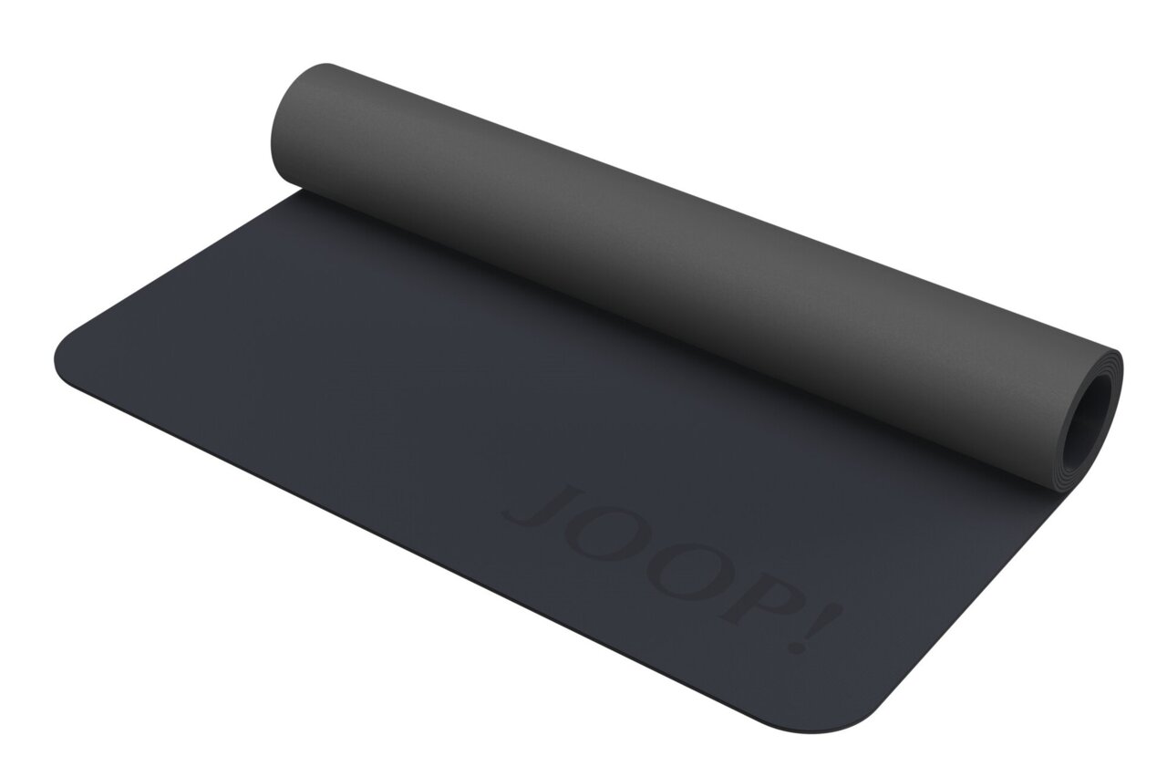 Dunkelgraue Yogamatte mit aufgerolltem Ende, von schräg oben fotografiert, mit dem Schriftzug 'JOOP!'