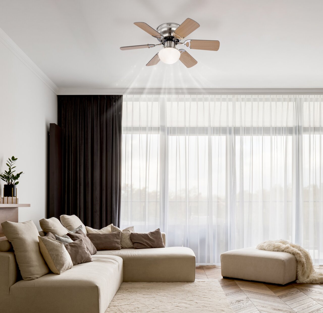 Deckenventilator mit Holzflügeln und integrierter Lampe, montiert in einem modernen Wohnzimmer, Perspektive von unten.