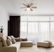 Deckenventilator mit Holzflügeln und integrierter Lampe, montiert in einem modernen Wohnzimmer, Perspektive von unten.