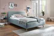 Modernes Polsterbett in einem stilvollen Schlafzimmer, seitliche Perspektive