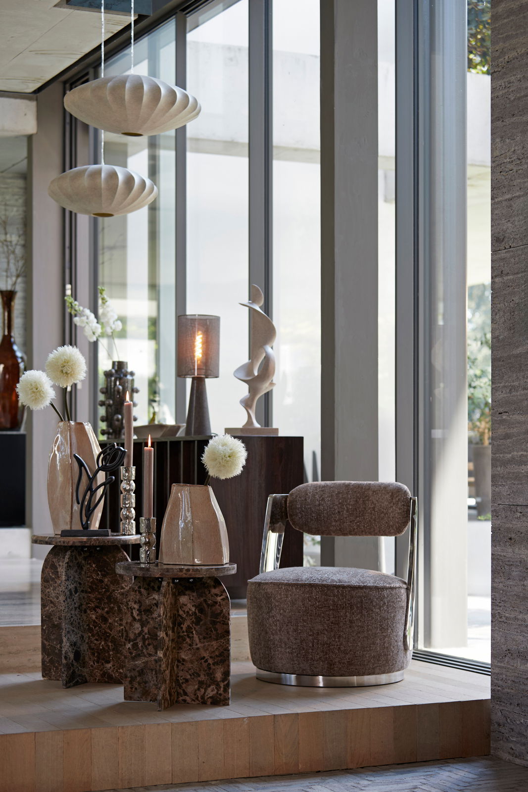 Light&Living Sessel KEMENA Moderner Sessel in einem eleganten Raum mit großen Fenstern, seitliche Perspektive.