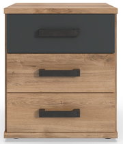 Nachtkommode aus Holz mit drei Schubladen, davon eine in dunkler Farbe, und schwarzen Griffen, Frontalansicht