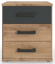 Nachtkommode aus Holz mit drei Schubladen, davon eine in dunkler Farbe, und schwarzen Griffen, Frontalansicht