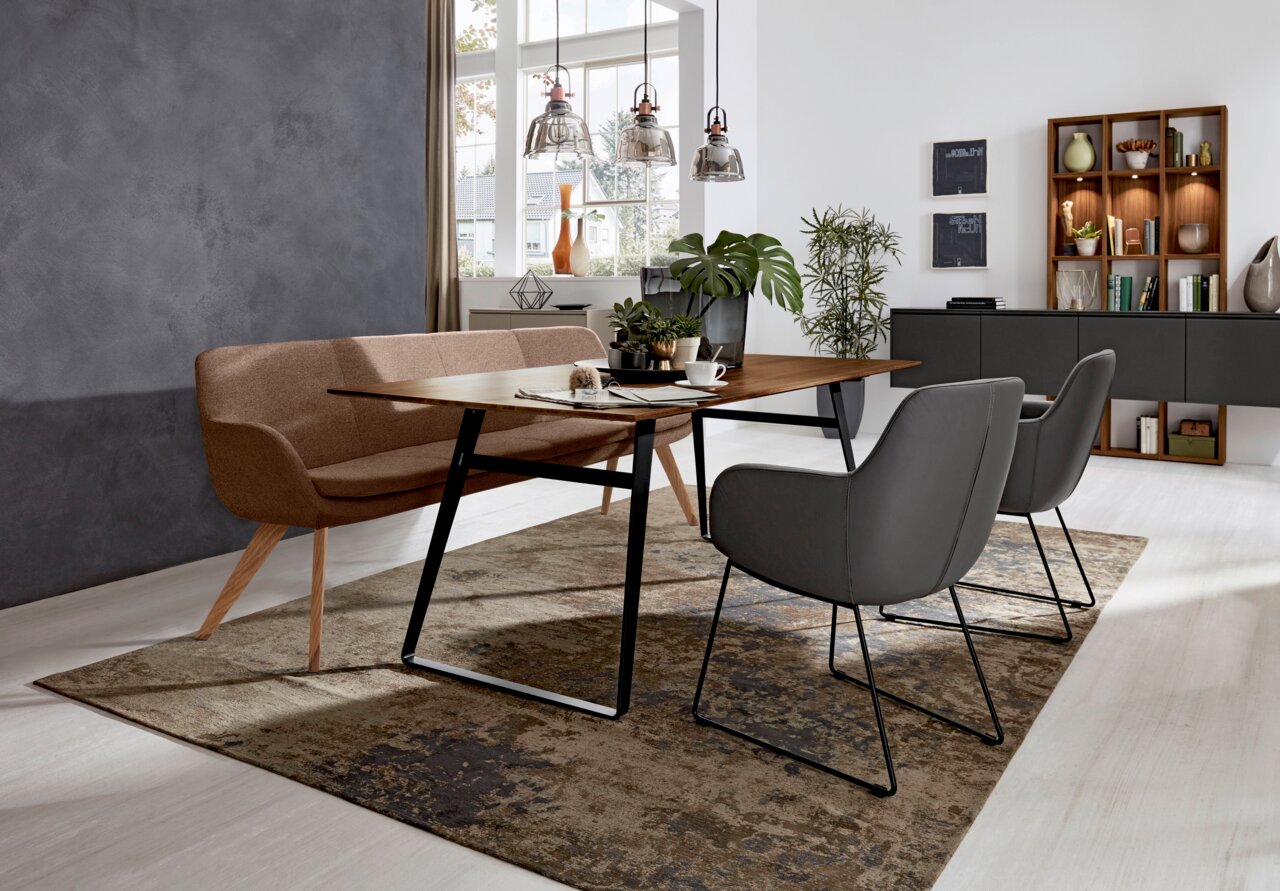 Moderne Polsterbank in einem stilvollen Esszimmer, seitliche Perspektive