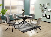 Moderne eettafel met een zwart tafelblad en een gekruist metalen onderstel, omringd door vier gestoffeerde stoelen in een lichte ruimte met grote ramen, licht van bovenaf gezien.