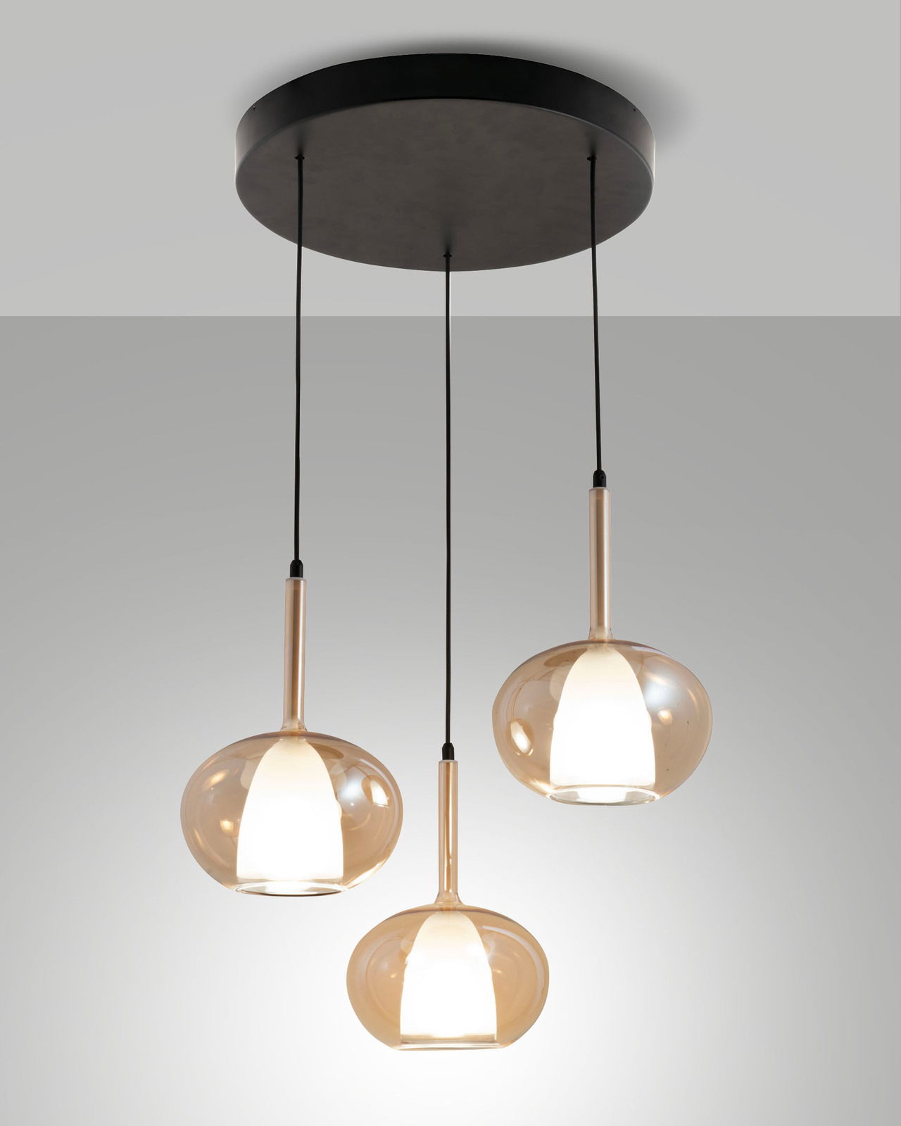 Fabas Luce Hanglamp EDOLO Dreiflammige Pendelleuchte mit runden, transparenten Glasschirmen, von unten betrachtet.