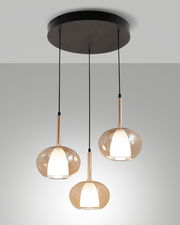 Dreiflammige Pendelleuchte mit runden, transparenten Glasschirmen, von unten betrachtet.