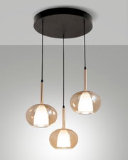 Hanglamp met drie lampen en ronde, transparante glazen kappen, gezien van onderaf.
