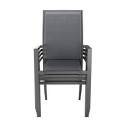 Stapelsessel in grauer Farbe, frontal fotografiert