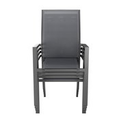 Stapelsessel in grauer Farbe, frontal fotografiert