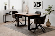 Moderne eettafel met houten blad en zwarte metalen poten, omringd door vier gestoffeerde stoelen in een stijlvol ingerichte ruimte, zijaanzicht.
