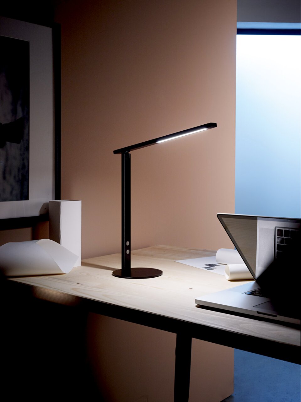 Moderne Tischleuchte IDEAL auf einem Schreibtisch, seitliche Perspektive