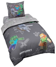 Minecraft Bettwäsche-Set in Grau mit großem Charakter-Print (Zombie, Skelett, Alex/Steve, Creeper) und Minecraft-Logo, Bett schräg von vorne/oben fotografiert