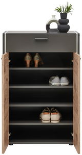 Moderner Schuhschrank mit offenen Türen, gefüllt mit verschiedenen Schuhen, aus der Frontalperspektive fotografiert. Dekorative Vasen auf der Oberseite.