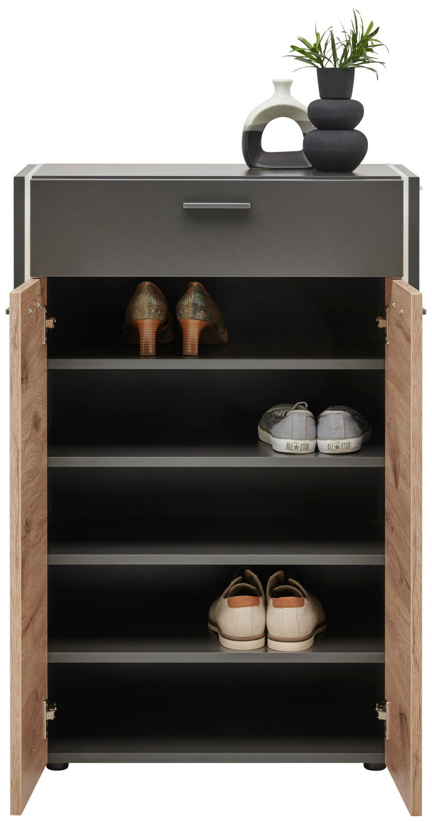 Moderner Schuhschrank mit offenen Türen, gefüllt mit verschiedenen Schuhen, aus der Frontalperspektive fotografiert. Dekorative Vasen auf der Oberseite.