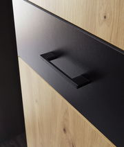 Nahaufnahme eines Garderoben-Sets mit Holzoptik und schwarzem Griff, seitliche Perspektive