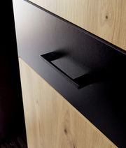 Nahaufnahme eines Garderoben-Sets mit Holzoptik und schwarzem Griff, seitliche Perspektive