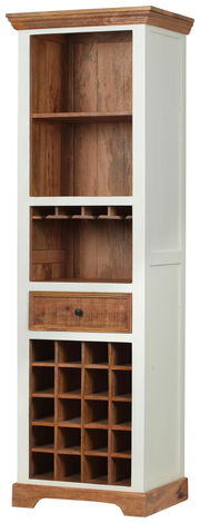 Hochformatiger Barschrank aus Holz mit weißem Korpus und naturbelassenen Holzelementen, frontal abgebildet. Der Schrank verfügt über offene Regalfächer, eine Schublade und ein Weinregal im unteren Bereich.