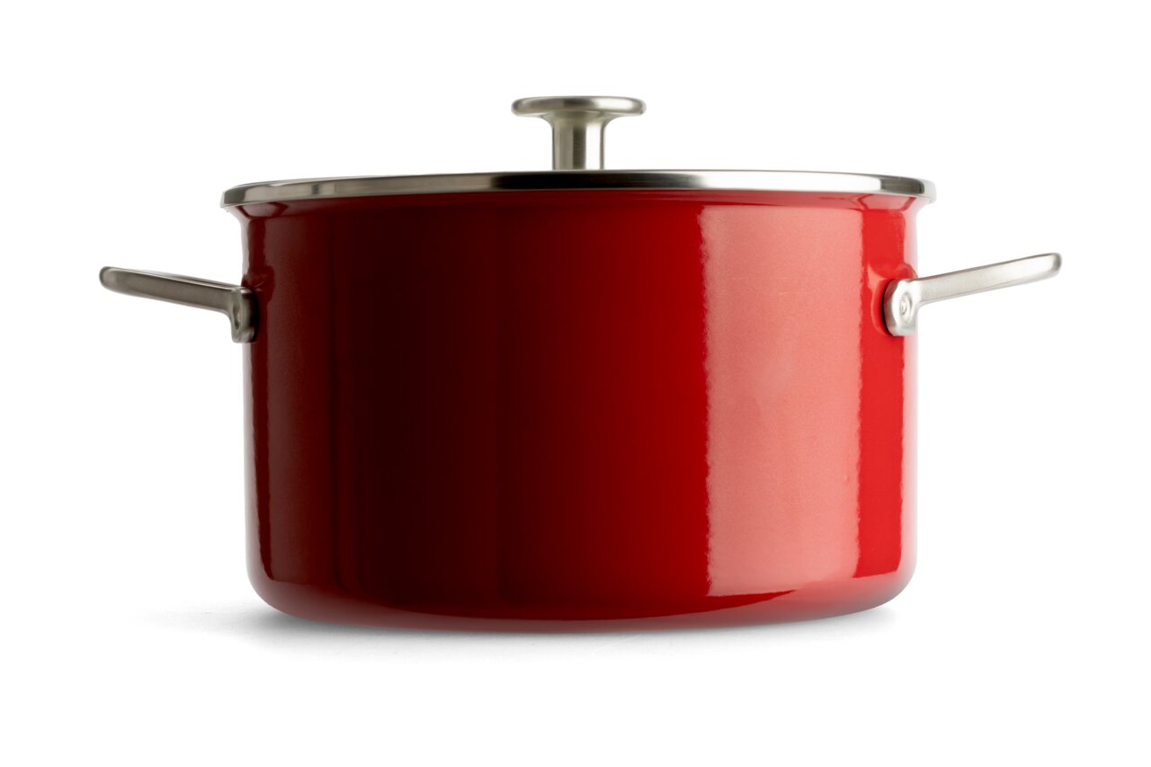 Rode kookpan met deksel en handvatten aan de zijkant, zijaanzicht