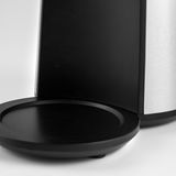 Nahaufnahme einer Kaffeemühle mit schwarzem und silbernem Gehäuse, seitliche Perspektive