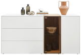 Modernes Sideboard mit drei Schubladen links und einem Glaselement rechts, dekoriert mit Vasen und Büchern, Frontalansicht.