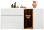 Modernes Sideboard mit drei Schubladen links und einem Glaselement rechts, dekoriert mit Vasen und Büchern, Frontalansicht.