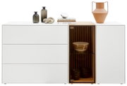 Modernes Sideboard mit drei Schubladen links und einem Glaselement rechts, dekoriert mit Vasen und Büchern, Frontalansicht.