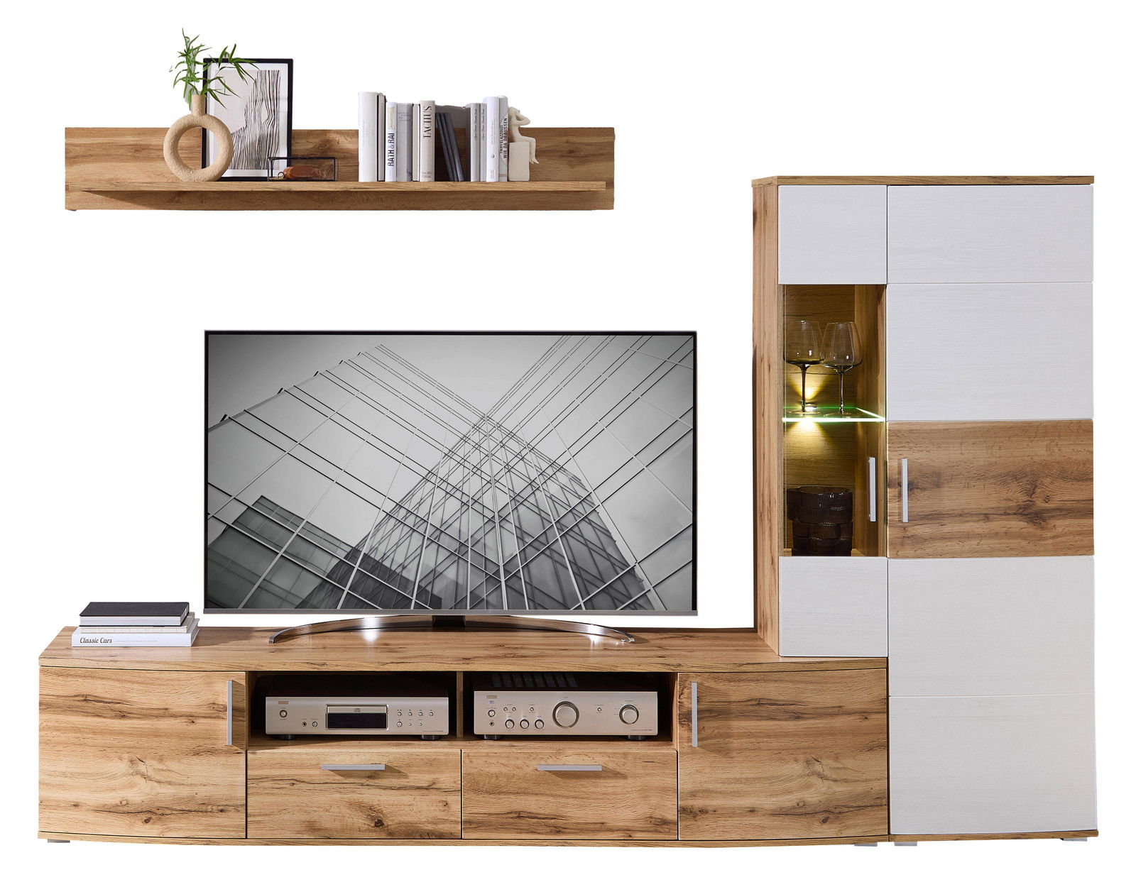 Moderne Wohnwand in Holzoptik mit TV, Regalen und Vitrine, frontal betrachtet.