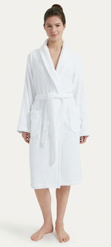 Weißer Bademantel mit Schalkragen, von vorne gesehen, getragen von einer Person.