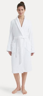 Weißer Bademantel mit Schalkragen, von vorne gesehen, getragen von einer Person.