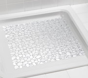 Transparente Duscheinlage mit rutschfestem Design in einer weißen Duschwanne, von oben betrachtet.