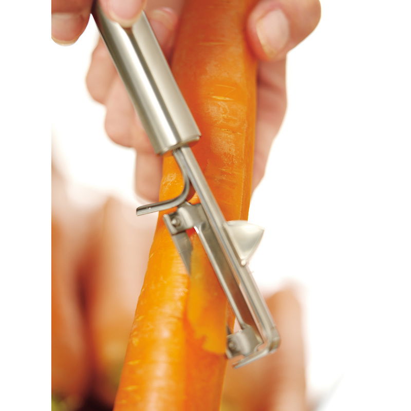 Nahaufnahme eines Pendelschälers PROFI PLUS, der eine Karotte schält.