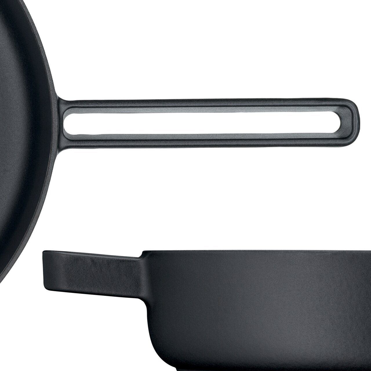 Detailansicht einer schwarzen Sautierpfanne mit langem Griff und hohem Rand, seitliche Perspektive