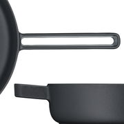 Detailansicht einer schwarzen Sautierpfanne mit langem Griff und hohem Rand, seitliche Perspektive