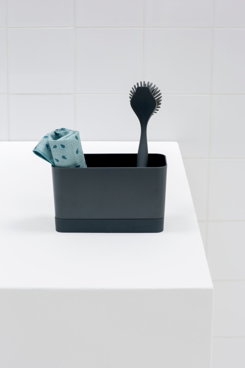 Schwarzer Brabantia Spül-Organizer SINKSIDE mit Spülbürste und Tuch, seitliche Perspektive.