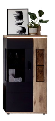 Moderne Vitrine/Highboard in Schwarz und Eicheoptik mit LED-Lichtleiste, Glastür links und Holzfront mit markanten Holzquerschnitt-Akzenten rechts; Frontansicht leicht schräg von vorn.